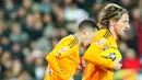 Setelah Vinicius Junior diganjar kartu merah dan bermain dengan 10 orang, Real Madrid justru mampu menyamakan skor lewat aksi Luka Modric sebelum memastikan kemenangan lewat gol Bellingham. (AP Photo/Alberto Saiz)
