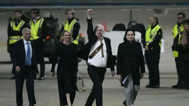 Pendiri Wikileaks Julian Assange setelah mendarat di pangkalan udara RAAF Fairbairn di Canberra, Australia Rabu, 26 Juni 2024.(AP/Rick Rycroft)