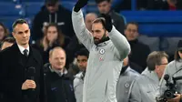 Pemain baru Chelsea, Gonzalo Higuain saat diperkenalkan kepada suporter sebelum laga Chelsea vs Tottenham di semifinal kedua Piala Liga Inggris, di Stadion Stamford Bridge, Kamis (24/1). (AFP/Glyn Kirk)