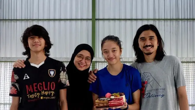 9 Potret Kesederhanaan Istri Personel Sheila On 7, Enggak Neko-Neko