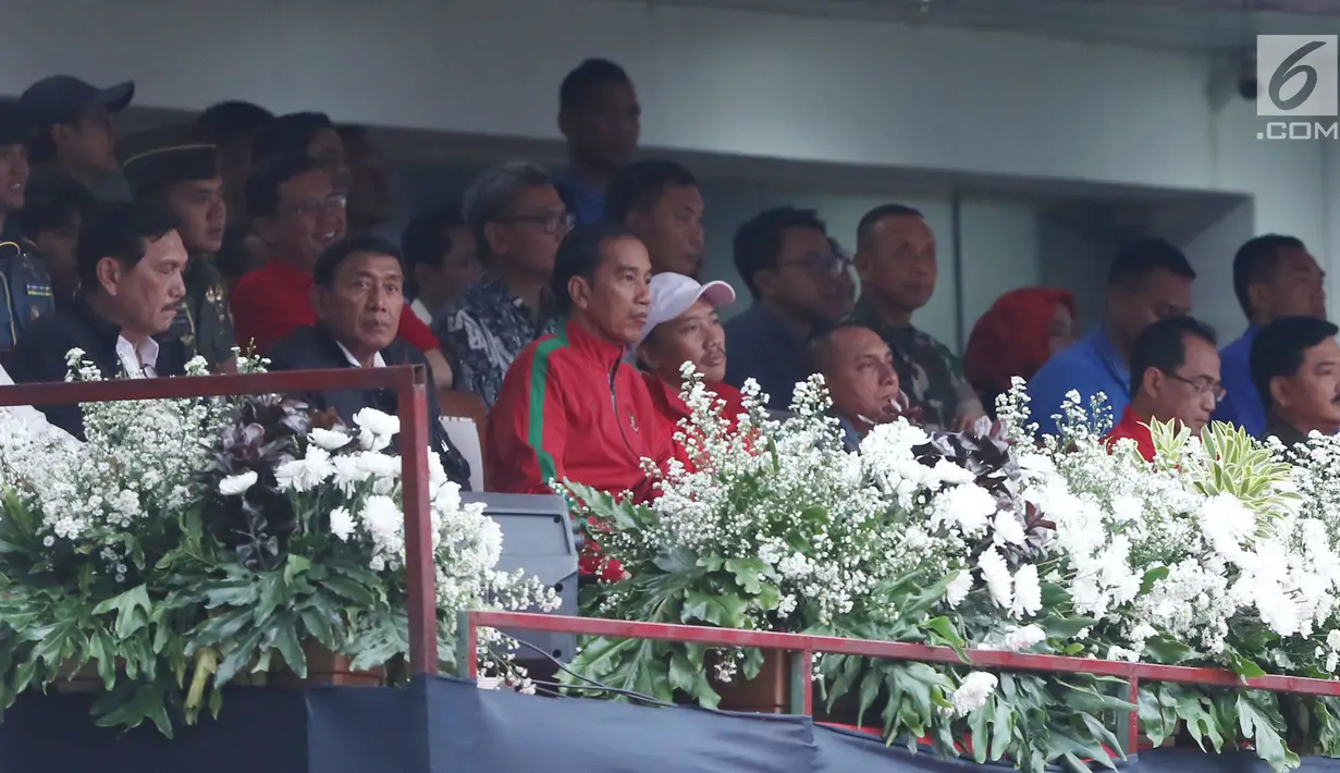 Presiden RI, Joko Widodo (ketiga kiri depan) bersama sejumlah menteri menyaksikan langsung laga pembuka turnamen Piala Presiden 2018 di Stadion GBLA, Bandung, Selasa (16/1). Laga dimenangkan Persib 1-0 atas Sriwijaya FC. (Liputan6.com/Helmi Fithriansyah)