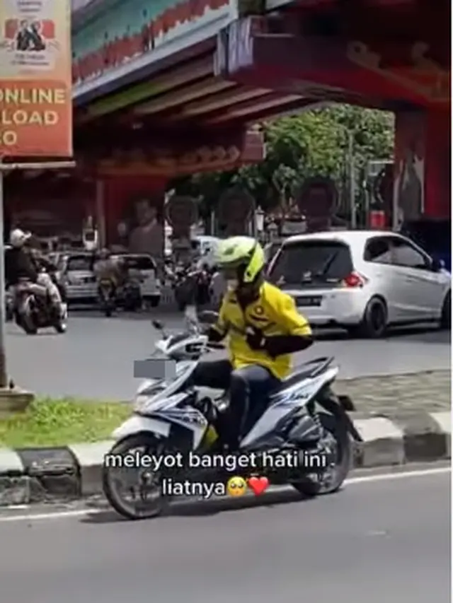 Driver ojol berlarian selamatkan kucing (Instagram/@memomedsos)