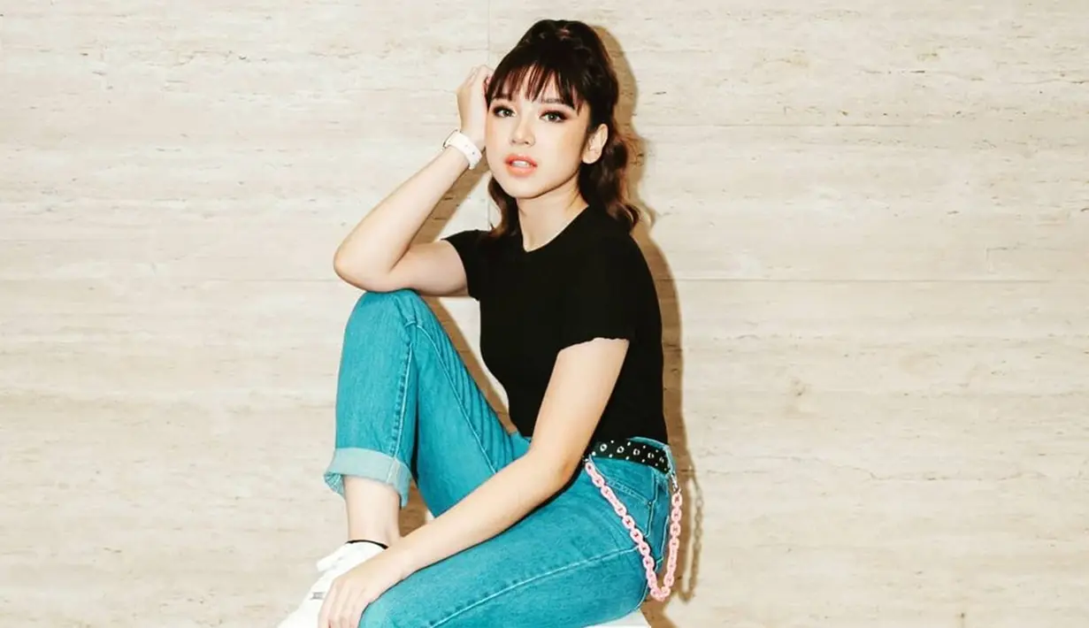 Tiara Andini sendiri mengunggah foto gaya rambut barunya di akun Instagram. Tentu saja unggahan pelantun Merasa Indah ini mencuri perhatian banyak netizen. (Liputan6.com/IG/@tiaraandini)