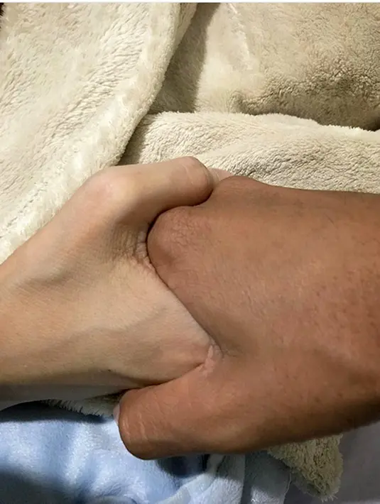 "trs dia senyum lebar dan aku bilang Lo kuat ya lawan semua nya ya pe, trs dia jawab iya sayang dengan nada yg gak begitu jelas trs kita nangis berdua krn rindu," lanjut Ruben dalam keterangan fotonya. (Instagram/ruben_onsu)