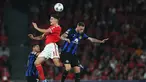 Bek Benfica #4 Antonio Silva (Kiri) dan penyerang Inter Milan #08 Marko Arnautovic melompat untuk mengejar bola dalam duel matchday 5 Grup D Liga Champions 2023/2024, di Estadio da Luz, Lisbon, Kamis (30/11/2023) dini hari WIB. (CARLOS COSTA / AFP)