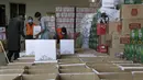 Pekerja kelompok amal Alkhidmat Foundation Pakistan menyiapkan kotak berisi bahan makanan untuk dibagikan gratis kepada warga yang membutuhkan jelang bulan suci Ramadan di Islamabad, Pakistan, Minggu (11/4/2021). Ramadan tahun ini masih berlangsung di tengah pandemi COVID-19. (AP Photo/Anjum Naveed)