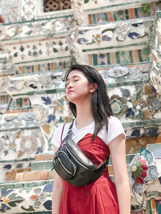 Kemudian Vivian menekuni dunia modelling dan fashion show kembali pada saat memasuki kelas 2 SMA. Saat itu, ia mengikuti kontes Red-A Deteksi Model Competition 2014. Usaha Vivian membuahkan hasil, nama Vivian berhasil masuk dalam 50 besar. (Liputan6.com/IG/@viviantaniaa)