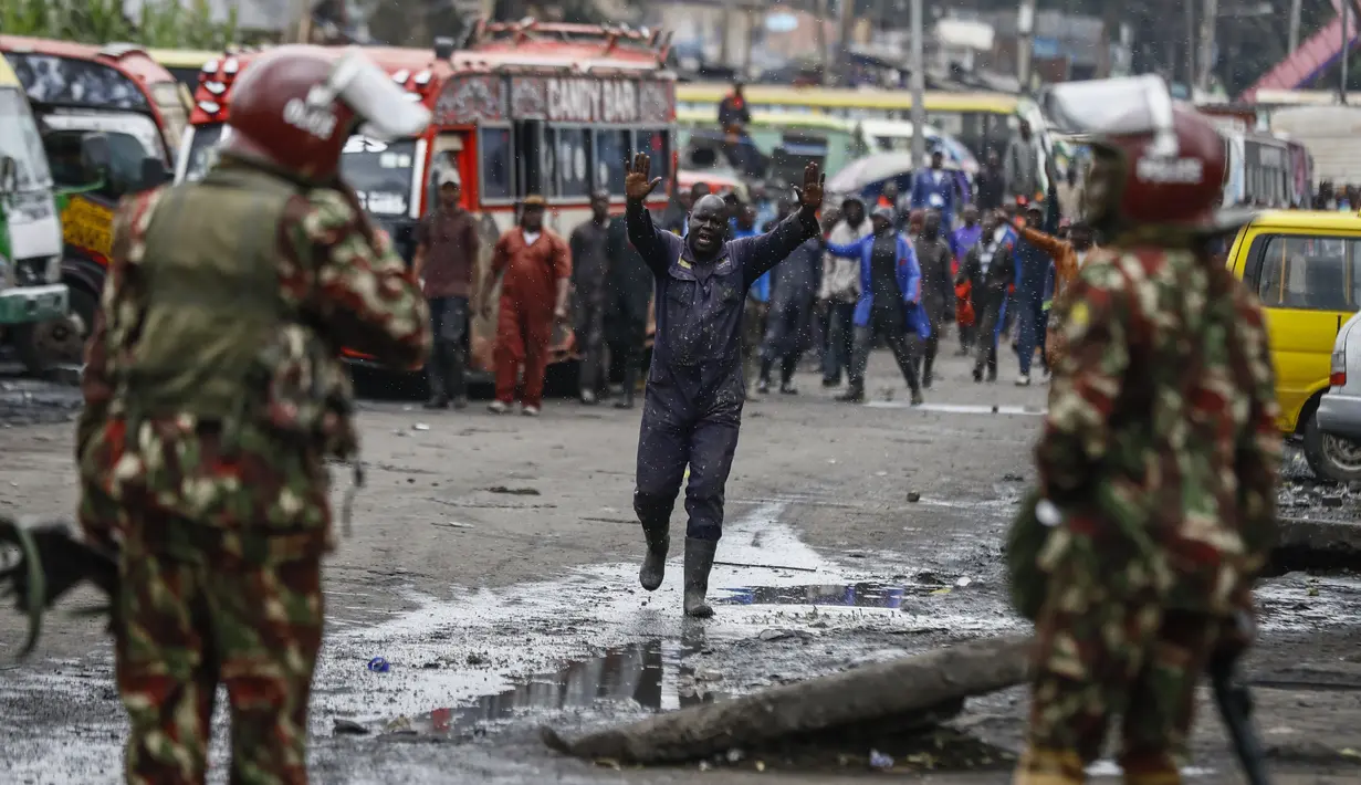 Polisi menahan lebih dari 20 pengunjuk rasa. (AP Photo/Brian Inganga)