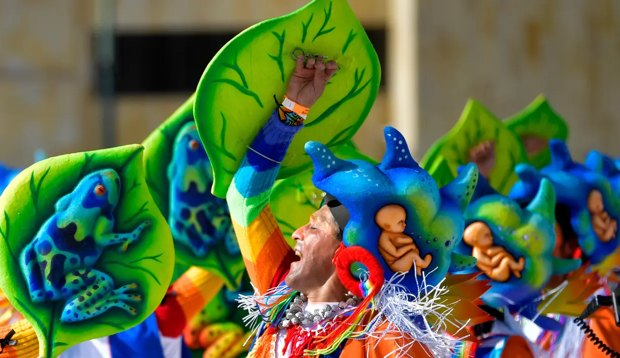 Orang-orang mengambil bagian dalam parade "Canto a la Tierra" selama Karnaval Hitam dan Putih di Pasto, Kolombia, Jumat (3/1/2020). Ini juga merupakan Karnaval tertua di Amerika Selatan yang berasal dari zaman penjajahan Spanyol. (Photo by Raul ARBOLEDA / AFP)