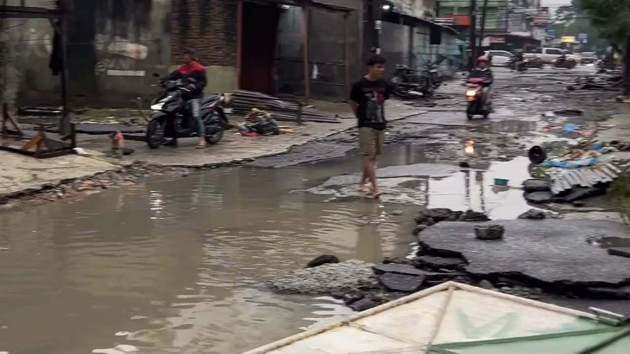 Banjir yang melanda sejumlah titik di Kota Medan dan Kabupaten Deli Serdang.