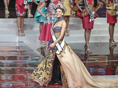 Miss Universe 2017 Demi-Leigh Nel-Peters saat tampil menghadiri malam puncak pemilihan  Puteri Indonesia 2018 di JCC, Jakarta, Jumat (9/3). Demi Leigh tampil cantik mengenakan busana rancangan Intan Avantie. (Liputan6.com/Herman Zakharia)