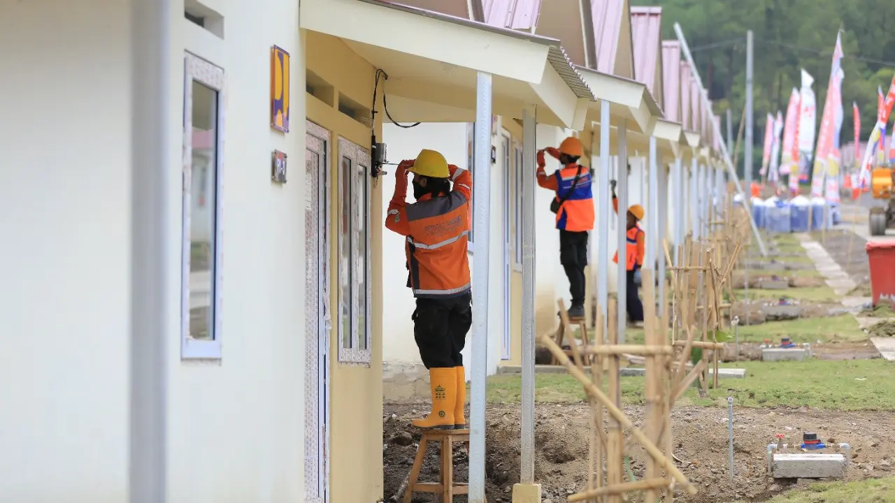 Petugas PLN memasang jaringan listrik di huntara Semeru. (Dian Kurniawan/Liputan6.com).