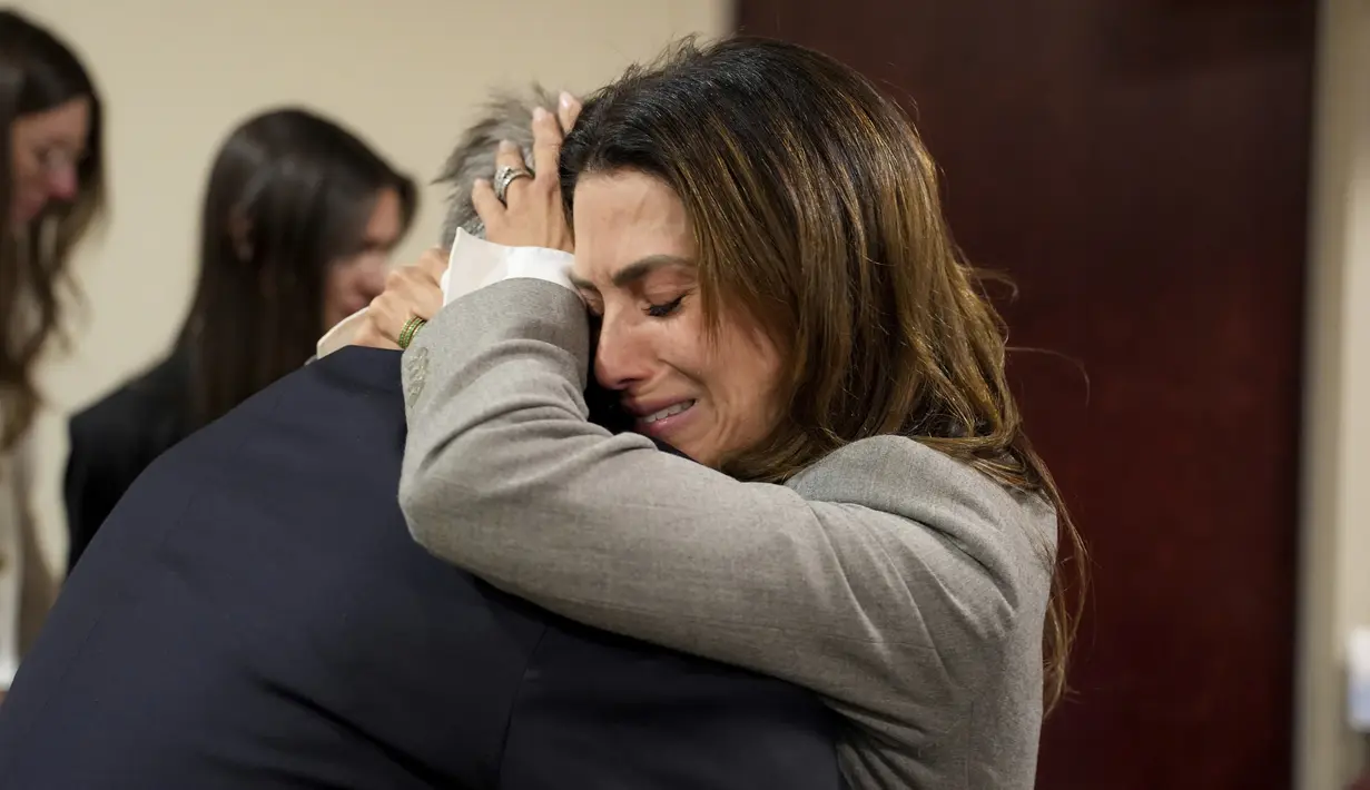 Baldwin terlihat menangis saat keputusan diumumkan, dan dia segera memeluk istrinya Hilaria saat persidangan dibubarkan pada hari itu. (Ramsay de Give/Pool Photo via AP)