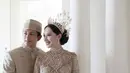 Athina dan Rio Haryanto tampil bak raja dan ratu dengan busana yang serasi di resepsi pernikahan [@theleonardi]