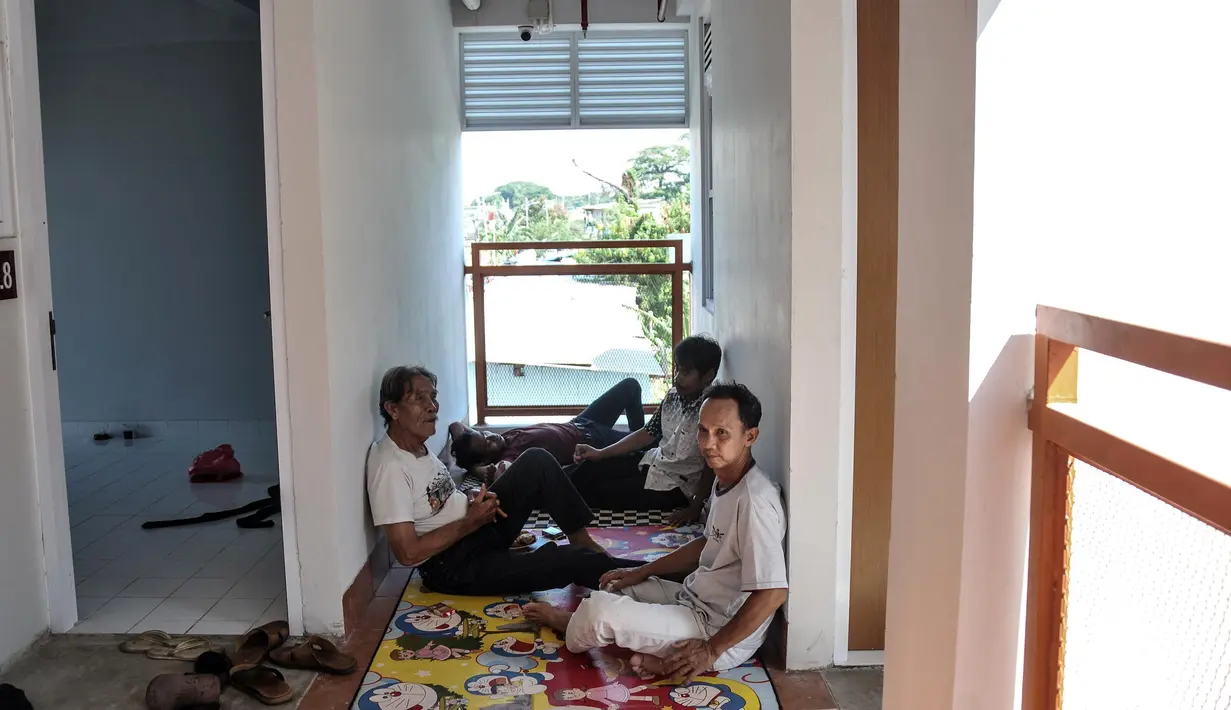 Aktivitas warga Kampung Susun Kunir, Pinangsia, Tamansari, Jakarta Barat, Minggu (11/9/2022). Kampung Susun Kunir memiliki 33 unit hunian. (merdeka.com/Iqbal S. Nugroho)