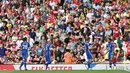 Pemain Chelsea Reece James (kanan) merayakan gol ke gawang Arsenal pada pertandingan Liga Inggris di Emirates Stadium, London, Inggris, 22 Agustus 2021. Chelsea menang 2-0. (JUSTIN TALLIS/AFP)