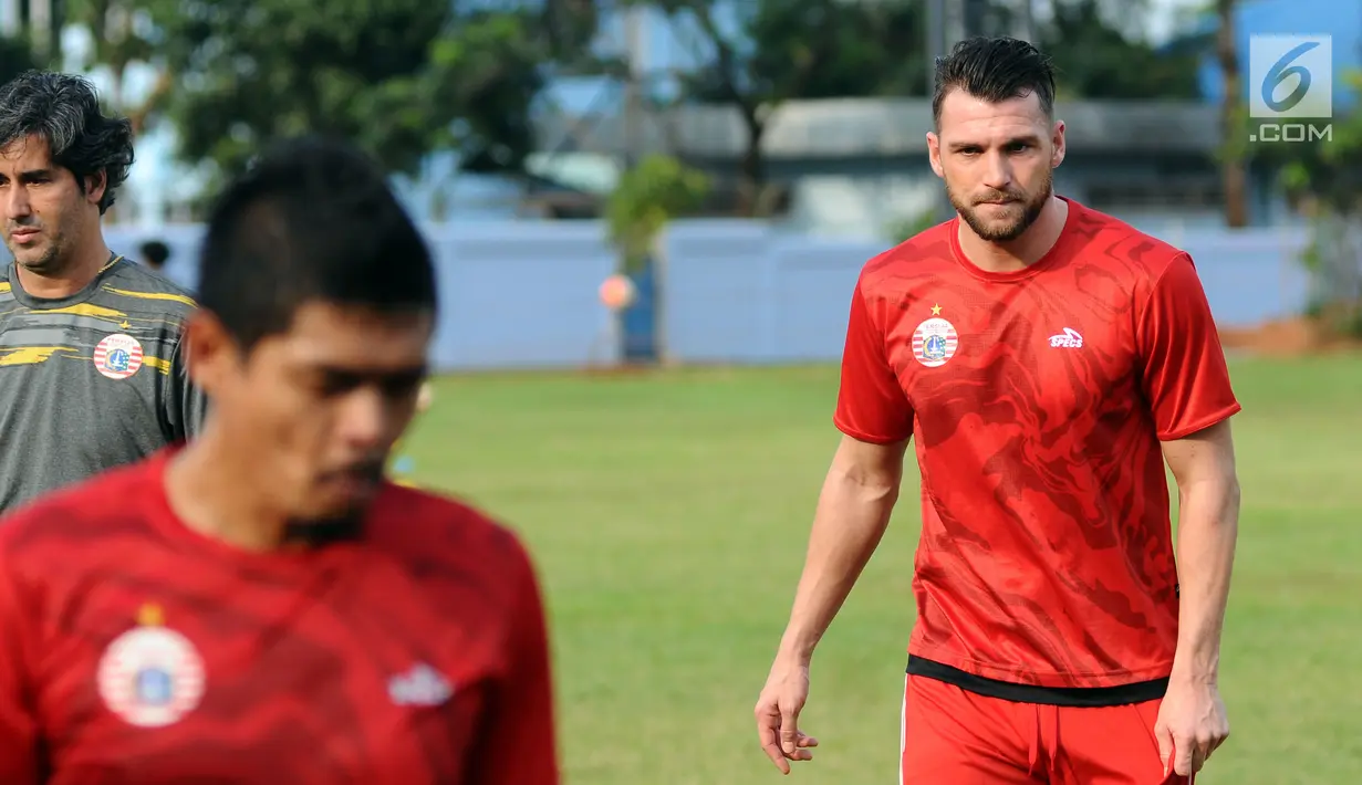 Pemain asing Persija asal Kroasia, Marko Simic (kanan) jelang latihan di Lapangan Sutasoma, Halim Perdanakusuma, Jakarta, Jumat (29/12). Musim lalu, Simic mengoleksi sembilan gol dari sembilan penampilan. (Liputan6.com/Helmi Fithriansyah)