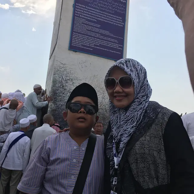 Jarang Terekspos, Ini 7 Potret Kebersamaan Adul dan Istri