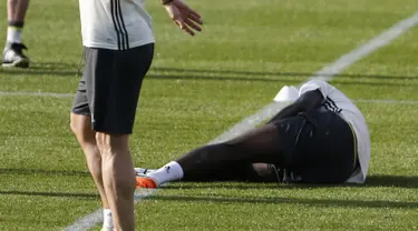 Bek Timnas Jerman, Jerome Boateng terkapar di lapangan saat latihan bersama di Stade Camille Fournier, Perancis, (7/6). Timnas Jerman menggelar latihan untuk mempersiapkan diri dalam pertandingan piala Eropa 2016. (REUTERS / Denis Balibouse)