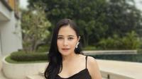 Sentuhan glam ditambahkan lewat anting melingkar berukuran besar dan clutch box bergaya edgy yang semakin menyempurnakan total look-nya. [@prillylatuconsina96].