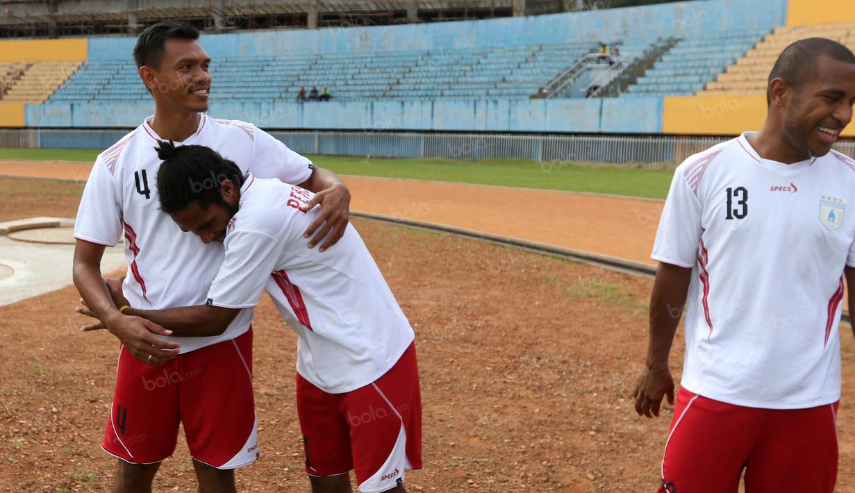 Ricardo Salampessy memeluk rekannya sebelum berlatih bersama tim Persipura Jayapura jelang laga Torabika Soccer Championship 2016  melawan Persija Jakarta di Stadion Mandala, Jayapura, Kamis (28/4/20160. (Bola.com/Nicklas Hanoatubun)