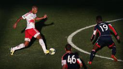 Pemain New York Red Bulls, Thierry Henry menggiring bola melewati pemain New England Revolution pada laga Desert Diamond Cup di Kino Sports Complex, Tucson, Arizona, 23 Februari 2013. Henry tercatat telah mengemas 51 gol dari 122 pertandingan sejak 2010 hingg 2015 (AFP/Getty Images/Christian Petersen)