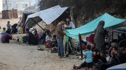 Puluhan ribu keluarga yang mengungsi akibat serangan Israel di Jalur Gaza kini bergantung pada ketersediaan tenda sebagai tempat berlindung. (Eyad BABA/AFP)