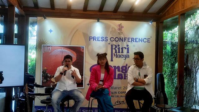 Riri Moeya ketika meluncurkan single baru "Sengaja Salah" di kawasan Cipete, Jakarta Selatan, Jumat, 10 Maret 2023.