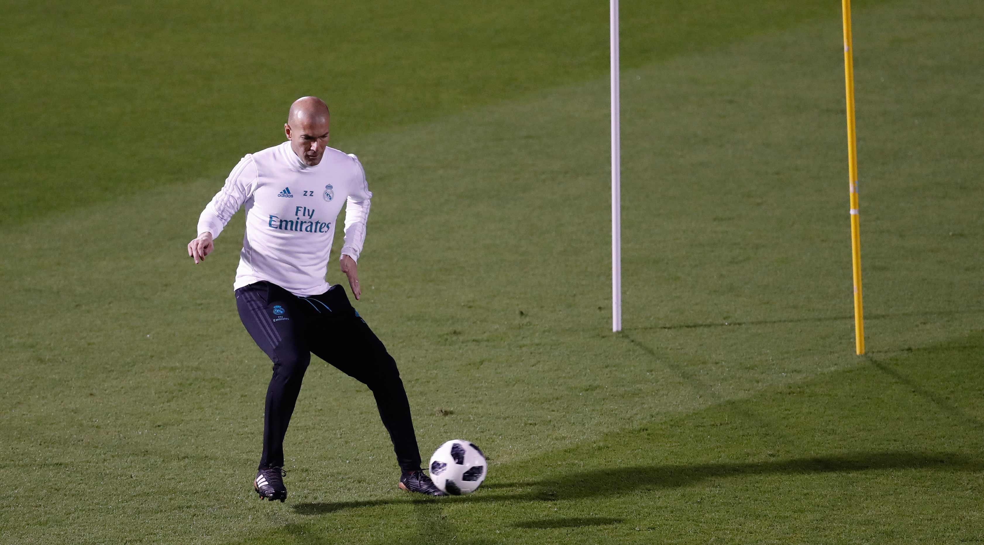 Pelatih Real Madrid, Zinedine Zidane berusaha mengontrol bola saat latihan di Abu Dhabi, Uni Emirat Arab,(11/12). Zidane memastikan Real Madrid sangat berambisi untuk kembali mendapatkan trofi Piala Dunia Klub. (AP Photo/Hassan Ammar)