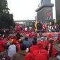 Sejumlah elemen massa yang tergabung dalam aksi demo 28 Oktober 2019 mulai memadati kawasan Thamrin Jakarta Pusat. (Liputan6.com/Muhammad Radityo Priyasmoro)