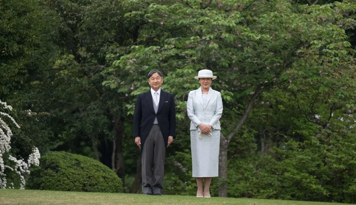 Kaisar Jepang Naruhito dan Permaisuri Masako berfoto saat menghadiri pesta taman musim semi di taman kekaisaran Istana Akasaka di Tokyo pada tanggal 23 April 2024. (Yuichi YAMAZAKI/POOL/AFP)