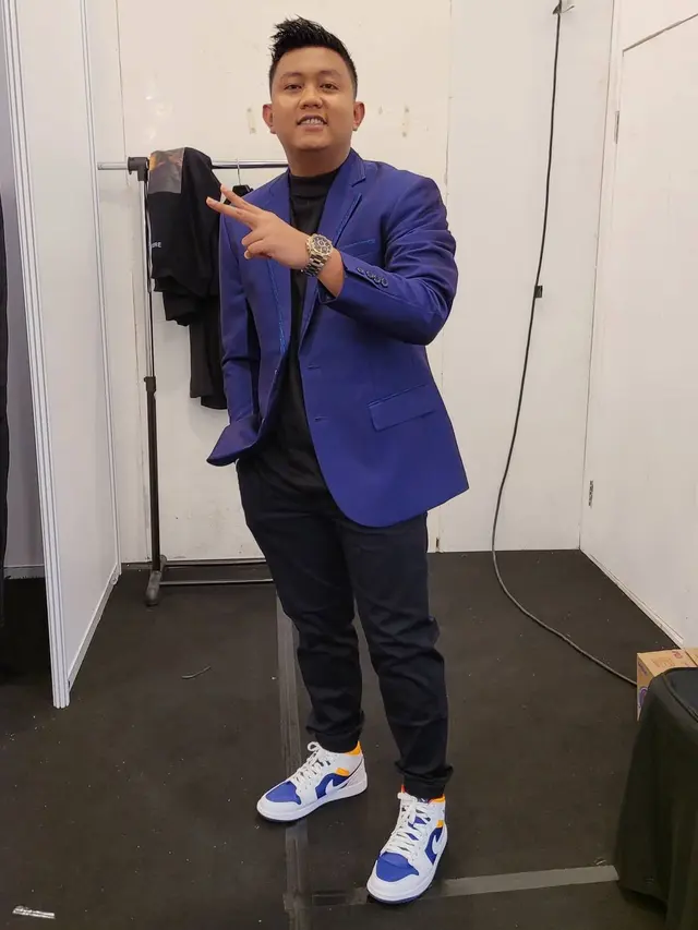 7 Gaya Denny Caknan Tampil Keren dengan Jas Ini Makin Curi Perhatian
