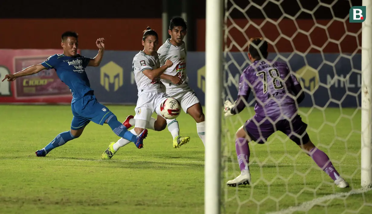 Pemain PS Sleman, Kim Jefferey Kurniawan (tengah) menendang bola ke gawang Persib Bandung yang dijaga I Made Wirawan dalam pertandingan semifinal leg pertama Piala Menpora 2021 di Stadion Maguwoharjo, Sleman, Jumat (16/4/2021). (Foto: Bola.com/Ikhwan Yanuar)