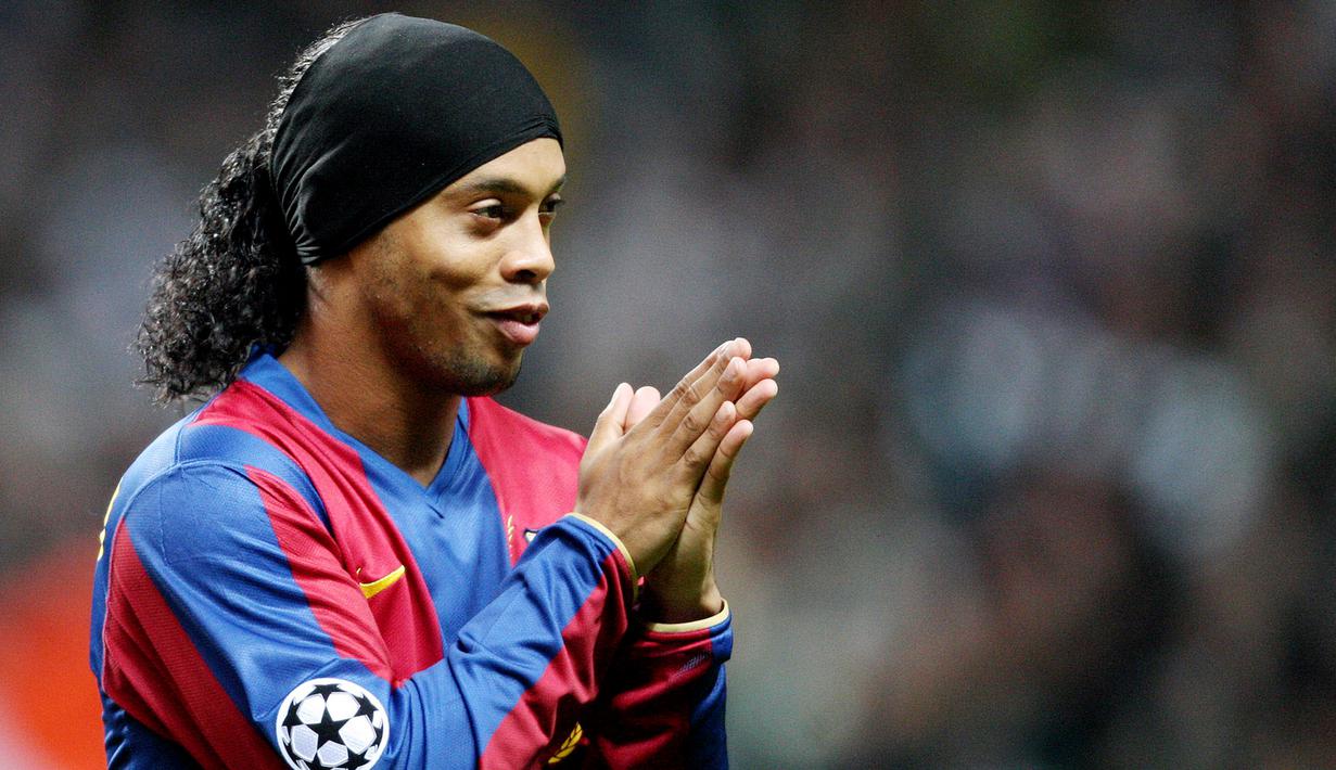 4. Ronaldinho (Bandana) - Mantan bintang Barcelona ini kerap menggunakan bandana saat berlaga di lapangan hijau. Asesoris tersebut digunakan agar tidak menggangu penglihatan karena rambut yang panjang. (AFP/Andrew Yates)