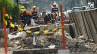 Pekerja membongkar trotoar lama di Jalan Cikini Raya, Taman Ismail Marzuki (TIM), Jakarta, Selasa (18/6/2019). Trotoar dari depan TIM hingga Jalan Diponegoro dilebarkan dari ukuran sebelumnya. (merdeka.com/Imam Buhori)