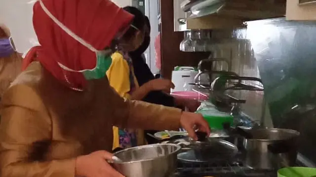 Membuat kue untuk berbuka puasa