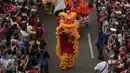 Peserta melakukan atraksi barongsai pada karnaval perayaan Cap Go Meh di Glodok, Jakarta, (21/2). Perayaan yang merupakan rangkaian terakhir masa perayaan Imlek itu diikuti 1477 peserta dengan menampilkan berbagai kesenian. (Liputan6.com/Angga Yuniar)