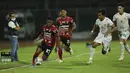 Meskipun begitu, laga Bali United melawan Persebaya Surabaya berlangsung menarik sejak awal babak pertama dimulai. Kedua kubu bermain terbuka dan saling jual beli serangan. (Bola.com/M Iqbal Ichsan)
