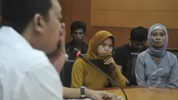 Ibu Cicih (kanan) terlihat sedih saat mengadukan nasib anaknya ke Kantor BNP2TKI, Jakarta (6/5/2015). Cicih terancam hukuman mati di Uni Emirat Arab karena diduga telah membunuh anak majikannya. (Liputan6.com/Johan Tallo)