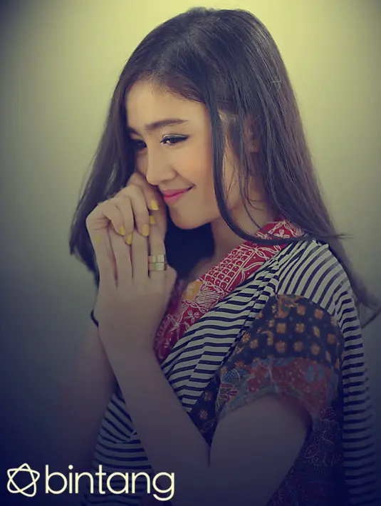 Febby yang sejak kecil sudah tertarik dengan dunia akting ditemani kedua orangtuanya, Rasyid Jayaruddin dan Anice Worang, saat les akting di  sebuah sanggar di kawasan Senayan, Jakarta Pusat, pada tahun 2000-an. (Andy Masela/Bintang.com)