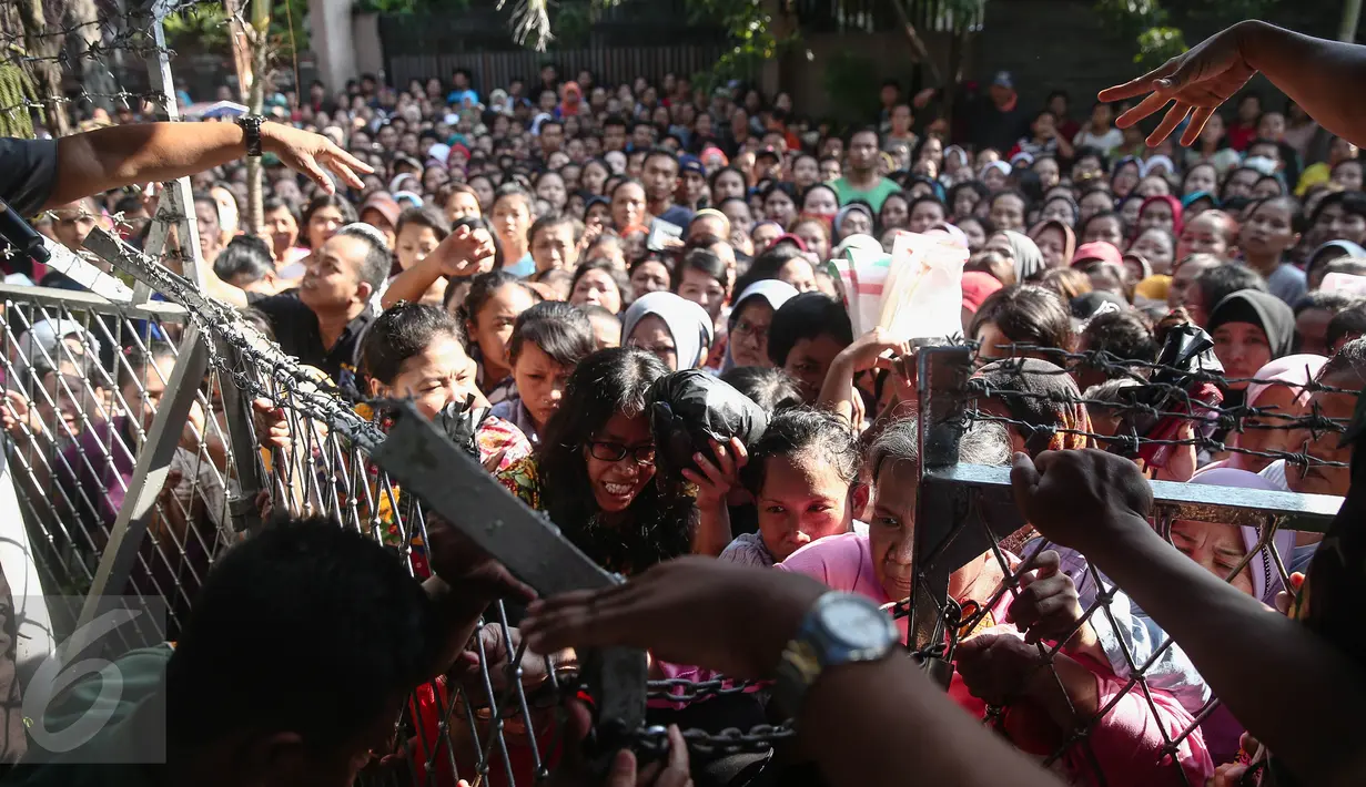 Puluhan warga saling berebut masuk saat kegiatan Pasar Murah dari  Hati Suci, Jakarta, Minggu (12/6/2016). Pasar Murah yang diselenggarakan oleh Hati Suci tersebut bertujuan sebagai wadah untuk saling berbagi kepada sesama. (Liputan6.com/Faizal Fanani)