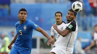 Gelandang Kosta Rika, Johan Venegas, berebut bola dengan gelandang Brasil, Casemiro, pada laga Piala Dunia di Stadion Saint-Petersburg, Jumat (22/6/2018). Brasil menang 2-0 atas Kosta Rika. (AP/Alastair Grant)