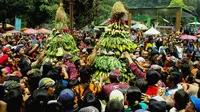 Prosesi rebutan gunungan dalam Festival Baturraden atau Grebeg Suran Baturraden 2017. (Liputan6.com/Muhamad Ridlo)