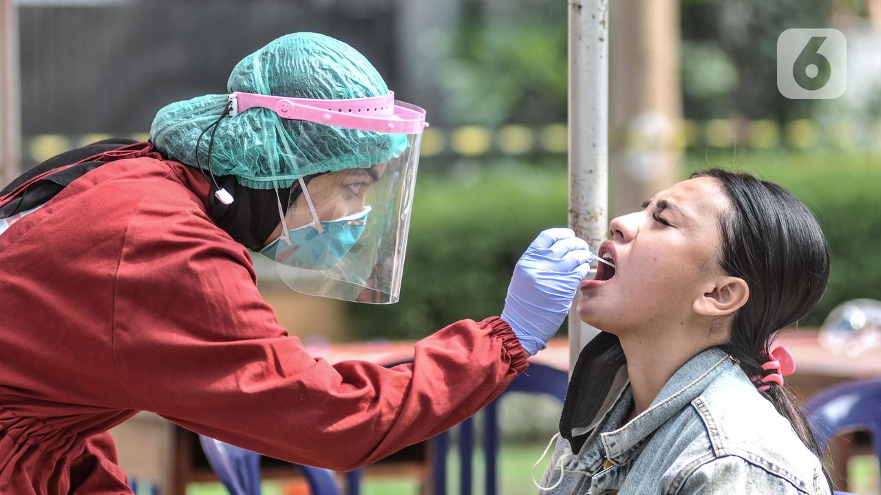 FOTO: 22 Orang Positif COVID-19, Warga Zona Merah Kayu Putih Jalani Tes PCR