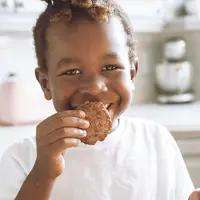 Atur waktu makanan berat dan makanan ringan untuk jaga jam makan yang teratur. (Foto: Unsplash/Jimmy Dean)