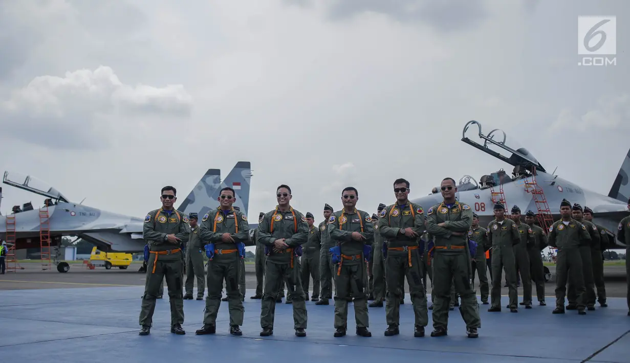 KSAU Marsekal TNI Yuyu Sutisna (dua kiri) foto bersama dengan KSAD Jenderal TNI Andika Perkasa (tiga kiri) dan KSAL Laksamana TNI Siwi Sukma Adji (tiga kanan) saat penyematan Wing Penerbang Kehormatan di Lanud Halim Perdanakusuma, Jakarta, Jumat (5/4). (Liputan6.com/Faizal Fanani)