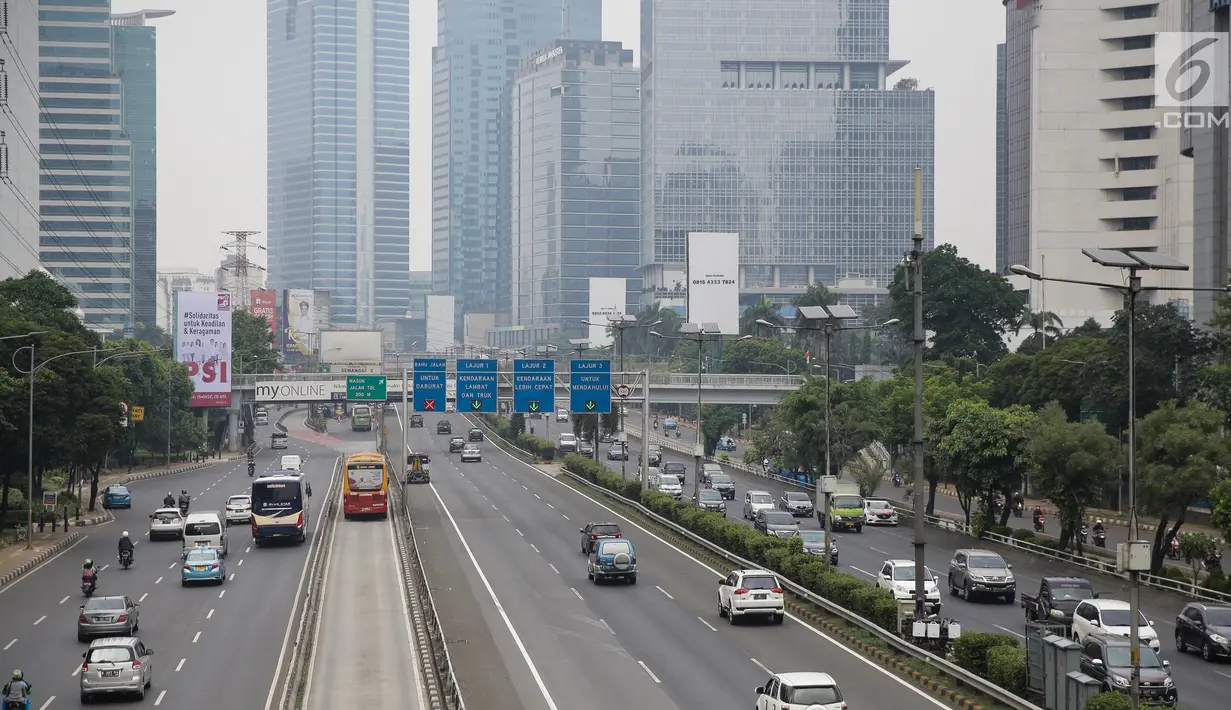 Sejumlah kendaraan melintas di Tol Dalam Kota kawasan Jalan Gatot Subroto, Jakarta, Jumat (23/6). Sejumlah ruas jalan di wilayah Jakarta lancar pagi ini, yang merupakan hari pertama dari cuti bersama Lebaran 2017 (Liputan6.com/Faizal Fanani)