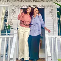 Ibu Bella Saphira ulang tahun yang ke-84, Bella Saphira unggah foto bersama ibunya di Instagram. (Foto: Instagram/bellasaphiraofficial)