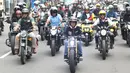 Presiden Joko Widodo (depan) saat berkendara dengan motor mengelilingi Kota Bandung, Minggu (11/10). Sepanjang perjalanan, Jokowi yang mengenakan jaket hitam, celana jins dan sneakers menyapa warga dengan melambaikan tangannya. (Liputan6.com/Angga Yuniar)