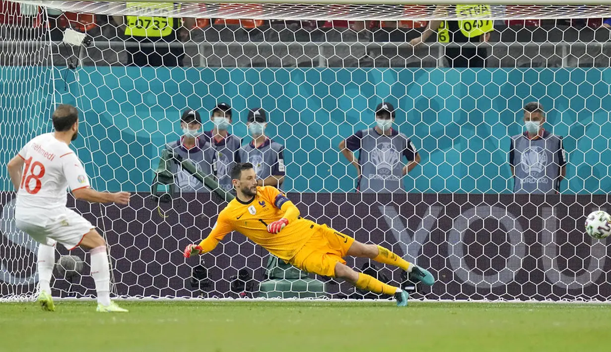 Pemain Swiss Admir Mehmedi (kiri) mencetak gol melalui adu penalti saat melawan Prancis pada pertandingan babak 16 besar Euro 2020 di Stadion National Arena, Bucharest, Rumania, Selasa (29/6/2021). Swiss menyingkirkan Prancis usai menang 5-4 (3-3). (AP Photo/Vadim Ghirda, Pool)